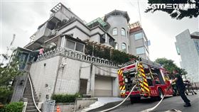 台北市北投區奇岩路民宅房間除濕機起火燃燒。（圖／翻攝畫面）