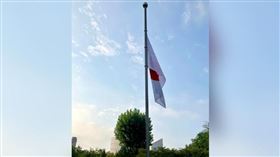 深圳日本人學校一名10歲男童18日在上學途中遭人持刀攻擊不幸身亡，日本駐陸大使館19日降半旗並發布聲明。（圖／取自日本駐陸大使館微博）
