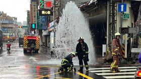 新北,板橋,消防栓,撞斷,水柱,