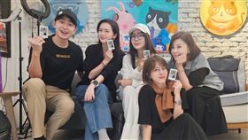 簡沛恩（左二）邀來四位好友陳謙文（左一）、陳美鳳（右三）、方馨（右一）、蘇晏霈（右二）錄全新podcast節目《沛恩商心事》。（圖／簡沛恩提供）