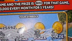 ▲英國彩券 牠叼「中獎」刮刮樂回家，網羨慕說是招財貓，主人哭笑不得（圖／TikTok　meganchristiann）