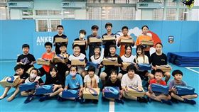 賴清德總統今（19）在臉書粉專貼出角力隊同學們手捧新鞋的開心合照，希望大家能無後顧之憂，繼續追夢。