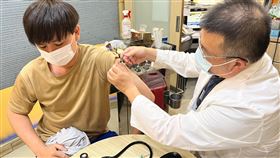 高端今年再與台中施勝桓小兒科診所合作，捐200劑流感疫苗，明日上午9時起免費開打。圖為去年接種情形。（圖／施勝桓醫師提供）