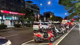 羅斯福路五段小貨車自撞車禍。（圖／翻攝畫面）