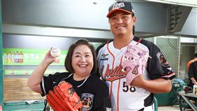 ▲鍾欣凌胡智爲在台南棒球場上演「姊弟相認」。（圖／統一獅提供）