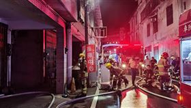 新竹縣芎林鄉今晚發生民宅火警，屋主受困火場被燒成焦屍。（圖／翻攝畫面）