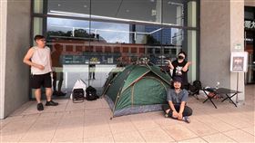 iPhone 16將開賣  台灣大頭香哥現身iPhone 16將在20日全台開賣，台灣大哥大台北文創門市已出現首位排隊民眾，來自台中的黃先生是一名工程師（右下），自18日下午3時從台中騎車一路淋雨來台北，晚間9時開始排隊，並備妥帳篷準備過夜。（台灣大提供）中央社記者江明晏傳真  113年9月19日