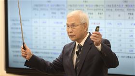 央行第3季理監事會議  楊金龍會後說明（2）中央銀行19日舉行第3季理監事會議，央行總裁楊金龍（圖）會後向媒體說明，決議利率「連2凍」，調升存準率1碼，第7波選擇性信用管制共4大措施。中央社記者趙世勳攝  113年9月19日