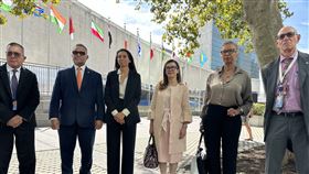 友邦致函聯合國秘書長友邦駐聯合國常任代表（左起）馬紹爾的席爾克（John Silk）、吐瓦魯的法勒傅（Tapugao Falefou）、帛琉的賽德（Ilana Seid）、瓜地馬拉的曼西亞（Carla Maria Rodriguez Mancia）、聖文森的金恩（Inga Rhonda King）、貝里斯的傅勒（Carlos Fuller）前往祕書長辦公室遞函後，在聯合國總部外合影。中央社記者廖漢原紐約攝  113年9月20日