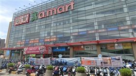 「愛買新竹店」在地經營超過20年，將在9月底熄燈。如今門外掛起「全面大出清」的布條，不過有在地民眾上網抱怨前往購物時「根本沒有比較便宜」。（圖／翻攝自Google Map）