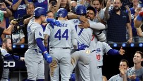 大谷翔平不但達成51轟51盜大聯盟史無前例里程碑，助道奇以20：4打爆馬林魚，率隊闖進季後賽，也是他大聯盟生涯初嚐季後賽滋味。（圖／翻攝自道奇隊X）