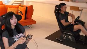 Elly和爸爸許雅鈞玩電動。（圖／翻攝自Threads/polarbearelly）