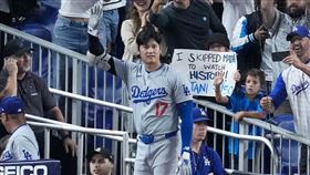 大谷翔平不但達成51轟51盜大聯盟史無前例里程碑，助道奇以20：4打爆馬林魚，率隊闖進季後賽，也是他大聯盟生涯初嚐季後賽滋味。（圖／翻攝自MLB官方X）