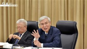 中央銀行19日祭出第7波房市信用管制措施，雖然市場早已預期會擴大房市管制措施，但出拳力道之重仍引起議論，央行總裁楊金龍在記者會上強調，目前銀行信用資源向不動產部門傾斜的情況十分嚴峻，即使壓力龐大也必須採取適當措施，讓房市降溫，楊金龍更直言，「要給投機客一個lesson（教訓）」，不再是想貸多少就貸多少。