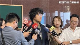 ▲民進黨立委沈伯洋接受訪問（圖／記者高逸帆攝影）