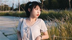 紀卜心因為逛街時拉衣領看價格的舉動遭炎上。（圖／翻攝臉書）