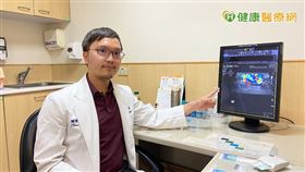 賴俊佑醫師說明，膠原蛋白基質粉可以讓敷料蓋住創傷的黏膜，讓傷口不與外界接觸，且有吸收血水的功能，此外膠原蛋白基質粉在傷口上會慢慢溶解，被身體吸收，因此無需請醫師取出。