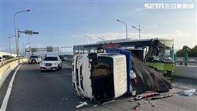 北市大都會公車行經洲美快速道路時追撞前方2車，導致貨車當場翻覆。（圖／翻攝畫面）