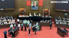 ▲立法院今（20）日開議，民眾黨團在議場內抗議（圖／記者許皓婷攝影）