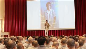 副典獄長頒發感謝狀給講師黃鐙輝。（圖／我在娛樂提供）