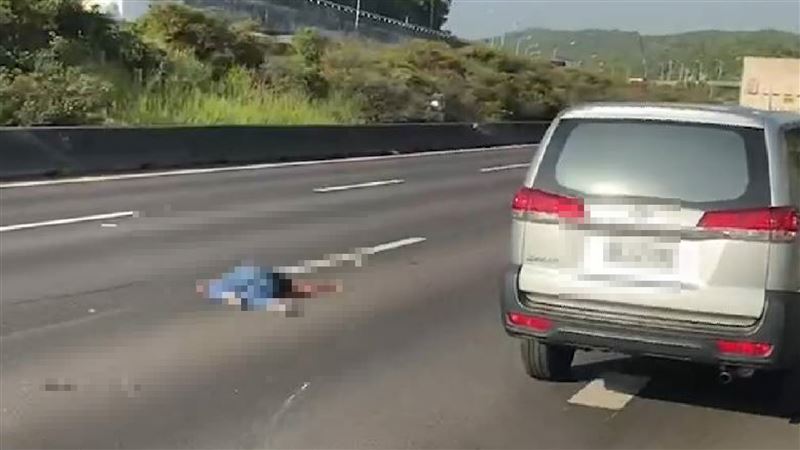 國道豐田撞賓士　駕駛噴飛遭輾慘死畫面曝