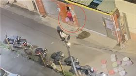 台中嬤「20包垃圾丟大馬路」惹民怨！警獲報：全扛回到她門口