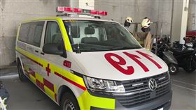 基隆市消防局消防七堵分隊遭民眾爆料，有救護車執行完勤務後，隊員竟沒有直接返隊，而是把救護車停放在社區路邊、偏僻巷弄處，2名隊員則在車內聊天、看手機休息，企圖拖延返隊時間，規避再次出勤。基隆市消防局證實，隊員行為已嚴重影響勤務紀律，將予以記過以上行政處分。