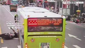 北市林男騎車違規迴轉，險些遭到直行公車輾斃。（圖／翻攝畫面）