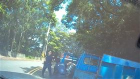 苗栗通緝犯，山路狂飆逃15KM，爆胎還硬開，飛車，警砸窗逮人(圖／翻攝畫面)