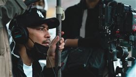 導演林暐恆表示，他習慣先跟演員深聊，讓他們卸下心防。（圖／鏡文學提供）