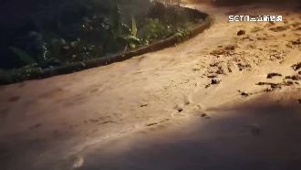 大雪山林道遇暴雨變河道　休旅車急撤退