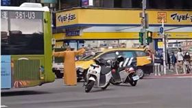 ▲近日Threads上流傳一段影片，在台北市中山區松江路上，一間日式藥妝店前，發生一起車禍，而現場有一名身穿袈裟的法師，在幫忙指揮交通。（圖／Facebook／重機車友 ❘ 各區路況天氣、資訊分享中心）