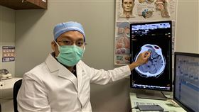 75歲翁長期頭痛，是鼻竇炎導致，發炎骨頭構造異常，超薄，長安醫院耳鼻喉科林恆甫醫師(圖／翻攝畫面)