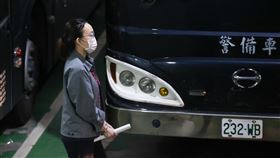 涉幫詐團洗錢遭訴  徐巧芯大姑繼續羈押（2）國民黨立委徐巧芯大姑劉向婕（圖）涉協助詐騙集團洗錢遭訴，檢方17日將羈押中的劉向婕移審台北地院。法官晚間裁定羈押禁見3月，圖為劉向婕準備步上警備車。中央社記者王騰毅攝  113年7月18日