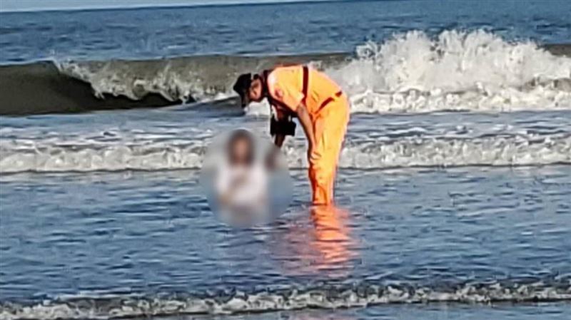 高美濕地驚見「妙齡女坐海中」海巡急救援