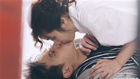 大霈和劇中角色一樣，都在職場發光。（圖／八大提供）