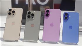 iPhone 16新機在台開賣蘋果iPhone 16系列新機20日在台開賣，新手機全面首度整合智慧系統Apple Intelligence。遠傳三創門市陳列新機，圖左起為iPhone 16 Pro max、iPhone16 Pro、iPhone 16 Plus及iPhone 16。中央社記者徐肇昌攝  113年9月20日