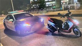 外送員停等紅燈遭警車追撞 怒喊