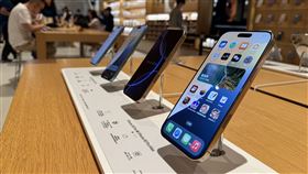 蘋果直營店展示4款iPhone 16新機iPhone 16系列手機20日開賣，蘋果直營店展示4款新機，皆搭載「相機控制」側邊按鍵，帶來相機體驗升級。中央社記者吳家豪攝 113年9月20日