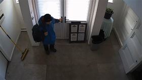 一名英國男子因行蹤可疑而被警方盯上。（圖／翻攝自Blackpool Police臉書）