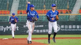 悍將2度與雄鷹隊戰平，進入延長賽突破僵局制前因現場下起大雨無法繼續進行比賽，最終裁定雙方和局。（圖／富邦悍將提供）