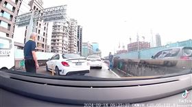 北市男子在市民高架道肇事後，竟選擇直接駛離現場。（圖／翻攝畫面）