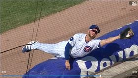 ▲小熊一壘手布許（Michael Busch）飛進一壘看台接殺界外球。（圖／翻攝自MLB官網）