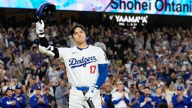 ▲大谷翔平達成「50轟50盜」後回到主場，首打席受到道奇球迷歡呼。（圖／翻攝自MLB推特）