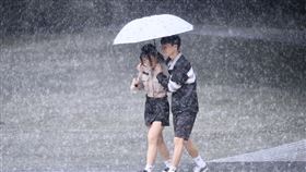大雨,雨,下雨,雨天,降雨,天氣,氣象,路人。（圖／記者鄭孟晃攝影）