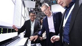 英特爾季辛格參訪技嘉攤位2024台北國際電腦展（COMPUTEX 2024）4日登場，英特爾執行長季辛格（Pat Gelsinger）（前左2）參訪技嘉攤位，技嘉總經理李宜泰（左）說明產品。中央社記者翁睿坤攝  113年6月4日