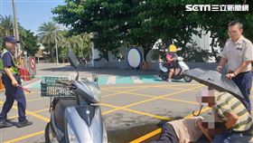 台中,龍井,車禍,暖警,民眾,撐傘（圖／翻攝畫面）