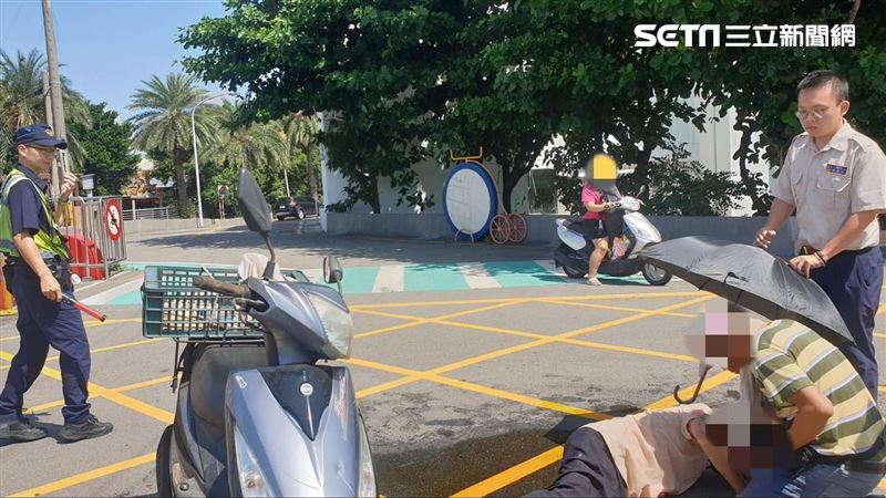 最美風景！93歲伯摔車…暖警、民眾撐傘救