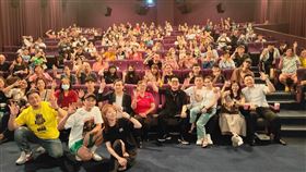 葉元之服務處喬遷 包場請大家看電影（圖／葉元之提供）