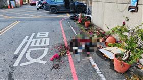 花防部21歲士兵車禍噴飛！衝撞小客車「滿身血倒路邊」重傷送醫搶救。（圖／翻攝畫面）